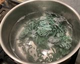 Une image de l'étape 3 de Tagliatelles vertes aux anchois, ail, tomates et persil.