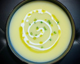 Foto del paso 6 de la receta: Cena saludable: Crema de calabacín con queso fresco, aceite y cebolleta