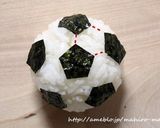 A picture of step 4 of Charaben Soccer Ball Rice Balls.