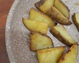 Foto langkah ke 4 dari resep Potato wedges untuk bekal sekolah.