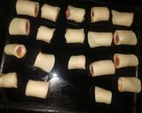 Foto del paso 3 de la receta: Salchichas con cheddar envueltas