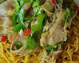 Foto langkah ke 2 dari resep Indomie Cilantro Beef.