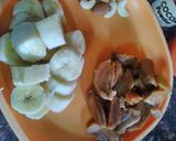 A picture of step 1 of Chikoo banana smoothie.