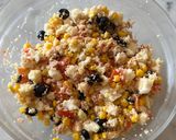 Foto del passaggio 5 della ricetta Cous cous con Galbanino, mais, mozzarella, olive nere, pomodori e tonno 🌽🫒🍅