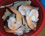 รูปขั้นตอนการทำที่ 2 ของ ยำขนมจีน ปลาทู หมูยอ กุ้งสุก