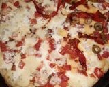 Foto del paso 4 de la receta: Pizza con dos quesos y tomate fresco