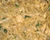 Foto langkah ke 5 dari resep Kwetiau Goreng Bakso Ayam.