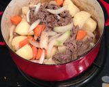 A picture of step 4 of NIKUJAGA (Meat and Potato Stew).