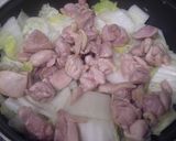 A picture of step 3 of Sukiyaki Style Stewed Chicken and Chinese Cabbage.