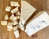 Une image de l'étape 4 de Salade de pâtes au bleu de chèvre, noix, pomme et cervelas.