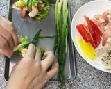 Hình bước làm 2 của món Tôm cuốn ức gà rau củ