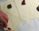 Foto del paso 3 de la receta: Rulos de hojaldre rellenos de chocolate y bañados con mermelada