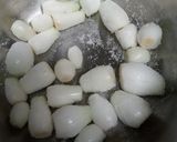 A picture of step 1 of Old Fashioned Pub Pickled Onions.