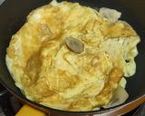 รูปขั้นตอนการทำที่ 2 ของ ไข่เจียวเห็ดฟาง