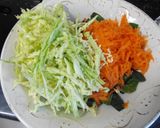 Foto del paso 2 de la receta: Ensalada de repollo y espinacas