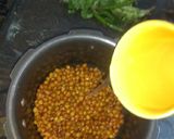 A picture of step 2 of Kala chana masala.