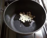 Foto del paso 4 de la receta: Pizza de muzzarella con morrón verde y aceitunas negras