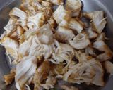 A picture of step 1 of Chicken and veggies namkeen Sawaiyan.