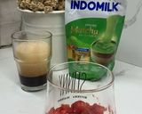 Foto langkah ke 4 dari resep Strawberry matcha latte.