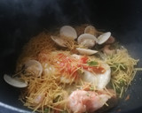 Foto del paso 2 de la receta: Sopa de merluza y almejas blancas