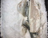 Foto del paso 5 de la receta: Lubina a la sal