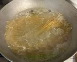 Foto del passaggio 2 della ricetta Spaghetti in padella 43 olive e baccalà