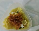 Foto langkah ke 2 dari resep Onigiri Nasi Kuning Isi Telur & Abon ✅.
