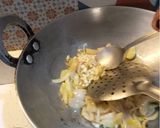 A picture of step 2 of Green shimla mirch gravy.
