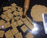 તલ ની ચિક્કી (Tal Chikki Recipe In Gujarati) રેસીપી સ્ટેપ3ફોટો