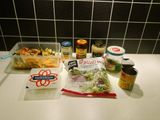 Grillezett Csirkés Sajtburger grillezett belevalókkal és édesburgonya chipssel