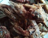 Foto langkah ke 6 dari resep Tips goreng ikan kecil tidak amis dan kering sampai ke tulang.