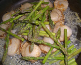 A picture of step 2 of Scallops and Asparagus Stir-fried in Lemon, Butter and Soy Sauce.
