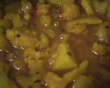 A picture of step 4 of Cauliflower with potatoes and peas.