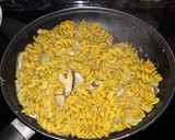Foto del paso 5 de la receta: Fusilli de garbanzos y curcúma con salsa de cebolla y shiitakes