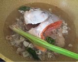 Foto langkah ke 3 dari resep Sop Kepala Ikan Salmon.
