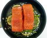 Foto del paso 2 de la receta: Salmón escalfado con vinagreta de hierbas