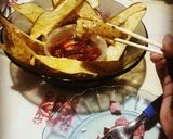 Foto del paso 8 de la receta: Papas rústicas con salsa y queso