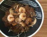 Foto del paso 4 de la receta: Glass noodles (fideos de cristal) con gambas y champiñones 🇯🇵