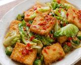 Foto langkah ke 4 dari resep Tumis Tahu Pedas Okra & Lettuce.