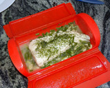 Foto del paso 3 de la receta: Merluza con ajetes y salsa verde al microondas