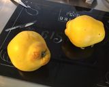 Une image de l'étape 1 de Compote de coings et pêches jaunes.