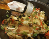 Foto del paso 5 de la receta: Tallarines frescos con variado de setas con salsa roja