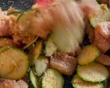 Foto del passaggio 2 della ricetta Bocconcini di pollo e zucchine