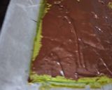 Foto langkah ke 3 dari resep Bolu Gulung Ekonomis Pandan Selai Coklat ala Mbak Erni Apriana.