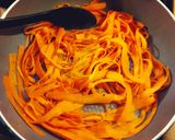 A picture of step 3 of Healthy carrot / zucchini "pasta".