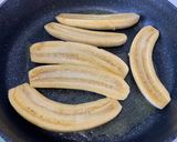 Gambar langkah 1 resipi Pisang bersos kastard.