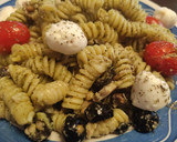 Foto del paso 7 de la receta: Ensalada de Fusilli con Pesto Suave, Cherry, Mozzarella, Aceitunas Negras con Piñones y Pistachos