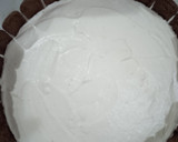 Foto del passaggio 8 della ricetta Torta di pavesini al cacao con crema al cocco