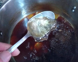 Foto del paso 5 de la receta: Peras en almíbar de fresas y agua de rosas