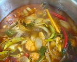 Gambar langkah 4 resipi Tom yum Seafood & Cendawan.